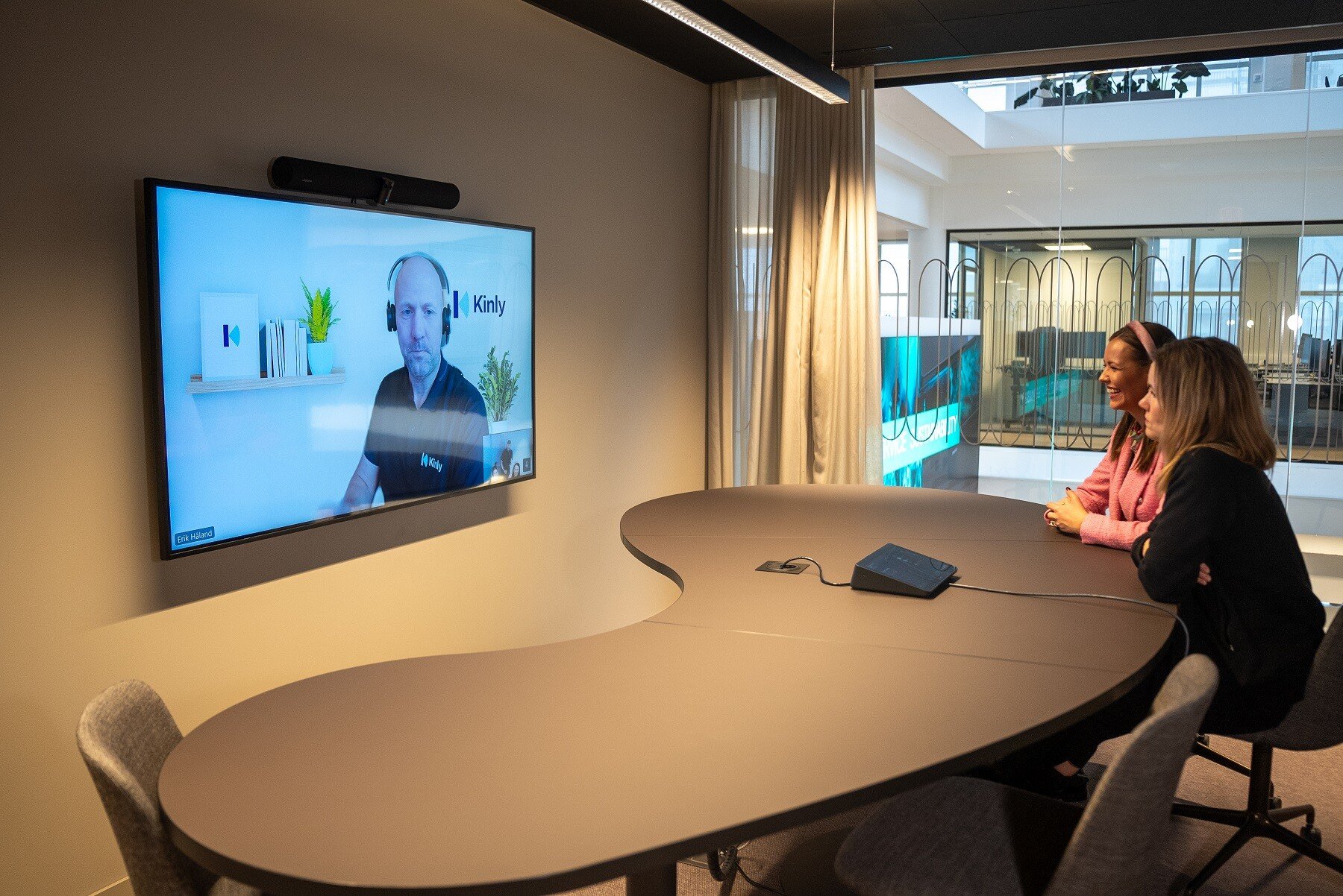 Kinly Hybrid Work Meeting